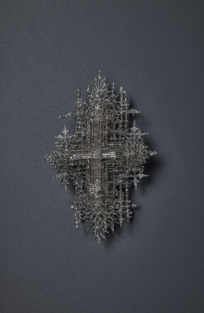 田口史樹 ブローチ、ペンダント〈White Expression〉シリーズ 2019年 銀、ロジウムコーティング 作家蔵 撮影：渞忠之