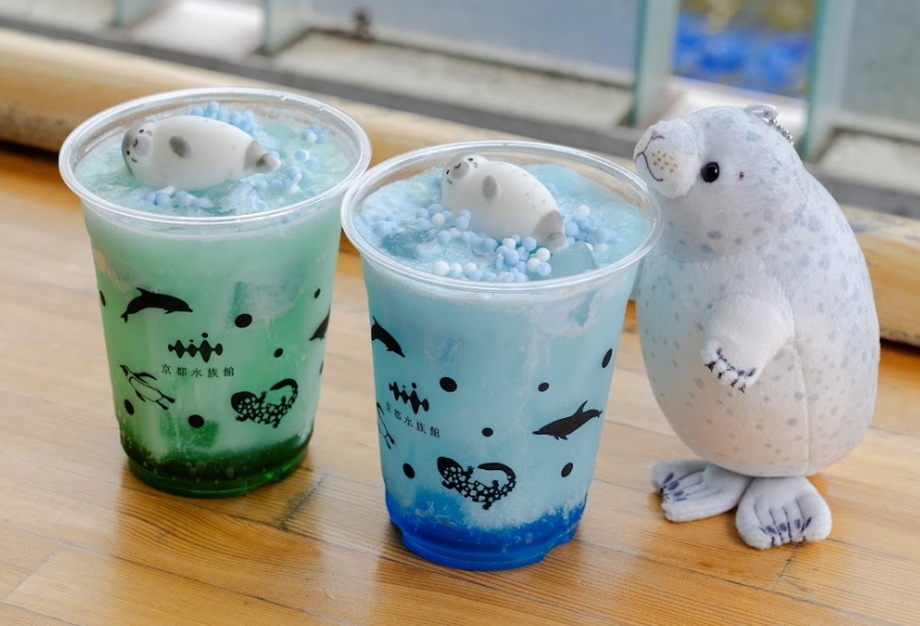 企画展を記念したドリンクやグッズが新登場