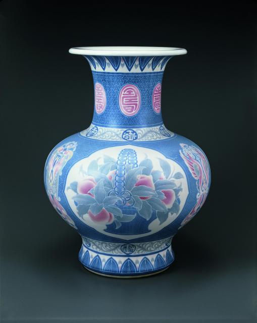 板谷波山《葆光彩磁珍果文花瓶(ほこうさいじちんかもんかびん)》大正6年(1917) 泉屋博古館東京