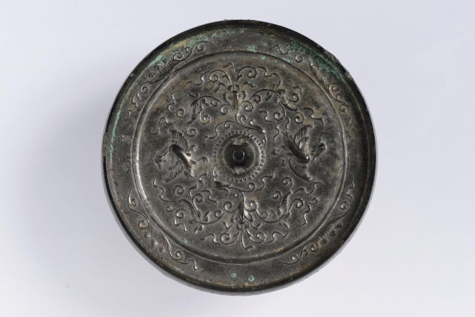 重要文化財 瑞花双鳥鏡(第二経塚出土) 平安時代後期 普門寺 画像提供:豊橋市教育委員会