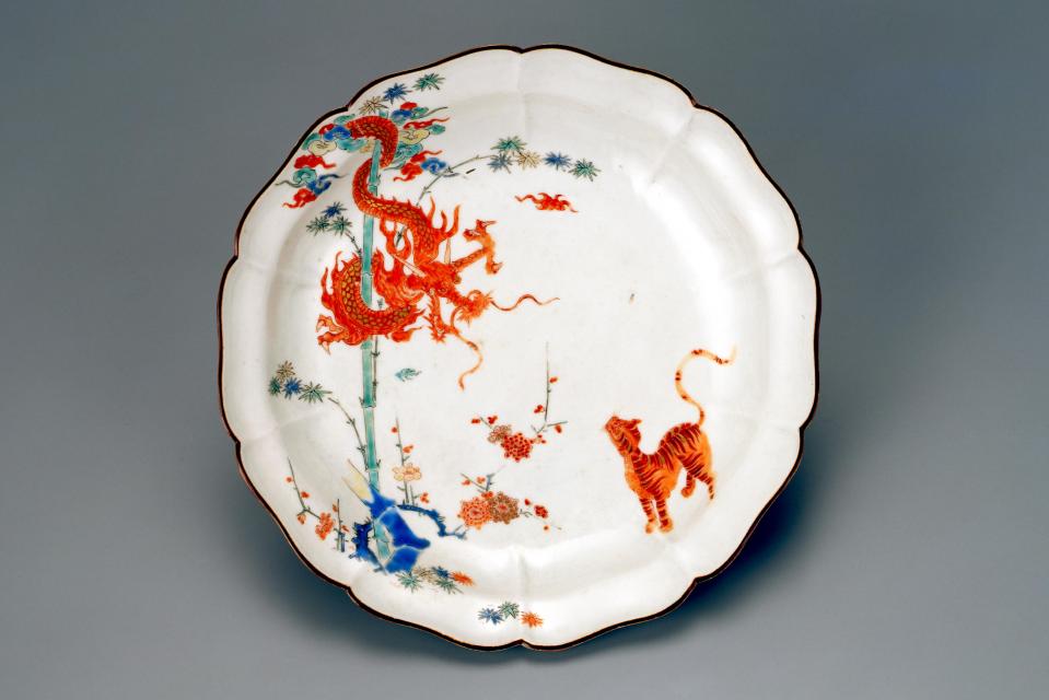 《色絵龍虎図輪花皿》　肥前有田　1670-90年代　愛知県陶磁美術館蔵 