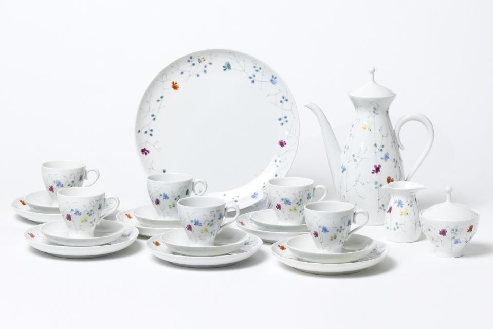 《スイートピーの花》コーヒーサービス　マイセン　1960年　個人蔵 装飾：ハインツ・ヴェルナー　器形：エアハルト・グローサー、アレクサンダー・シュトルク、 ルートヴィッヒ・ツェプナーの共作