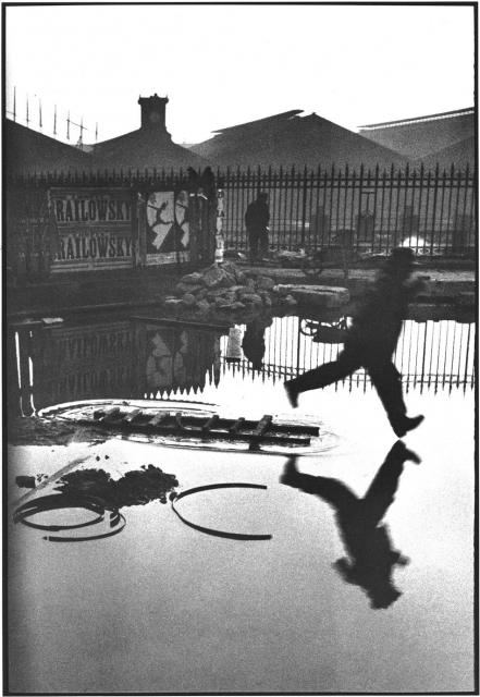 アンリ・カルティエ＝ブレッソン「サンラザール駅、パリ」1932年　何必館・京都現代美術館蔵