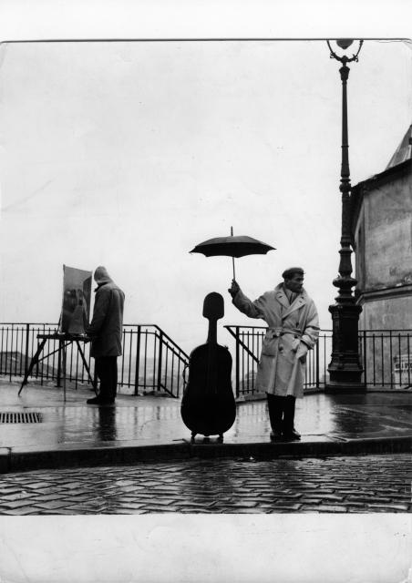 ロベール・ドアノー ≪雨の中のチェロ≫ 1957年 ゼラチン・シルバー・プリント ©Atelier Robert Doisneau/Contact