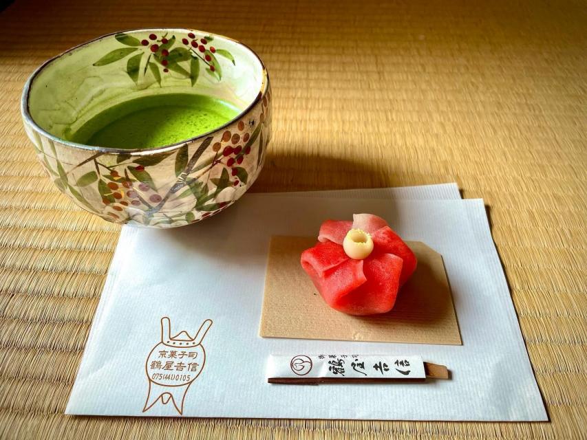 鶴屋吉信の上生菓子は季節の風情たっぷりです。