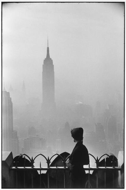 エリオット・アーウィット「エンパイア・ステート・ビル、ニューヨーク」1955　何必館・京都現代美術館蔵