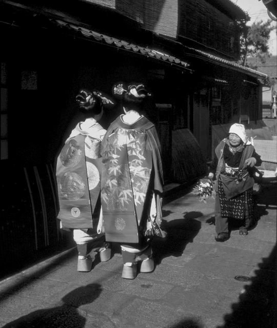 「舞妓と白川女」昭和56（1981）年　©Hiroshi Mizobuchi