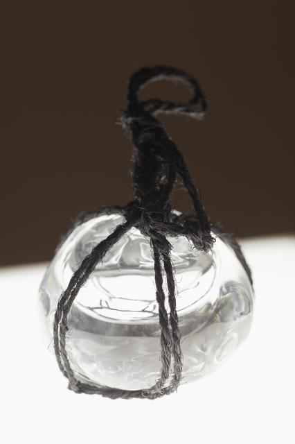 《留め石》 2015年　ガラス、呼気、縄　12×13×12cm　撮影：木奥恵三　©️MIYANAGA Aiko, Courtesy of Mizuma Art Gallery