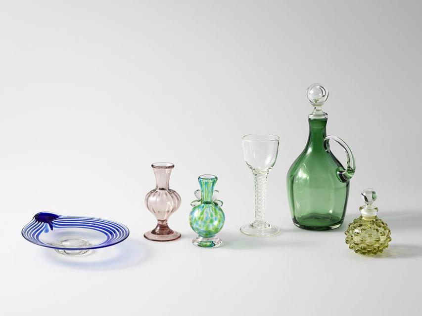左から《線巻耳付皿》1988-2012年、《モールミニ 花瓶》1977-87年、《双耳ミニ花瓶》1988-2012年、 《エアーツイストワイングラス》1977-87年、《手付デカンター》1977-87年、《市松突起文栓付瓶》 1988-2012年