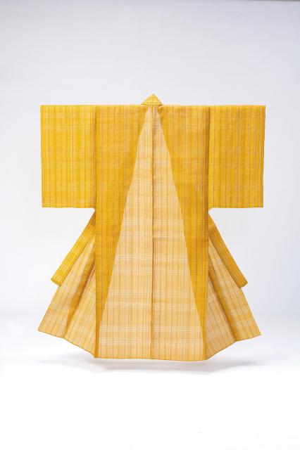 煮綛芭蕉布　琉球着物「黄地　絽織　花織」平成16年　©つは写真館　比嘉厚