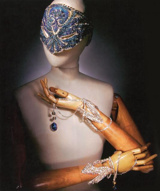 ポール・ポワレ《夜会用マスク、ブレスレット「深海」》1919年 メタリックチュールにガラスビーズとクリスタルガラスで刺繍 [制作：マドレーヌ・パニゾン]