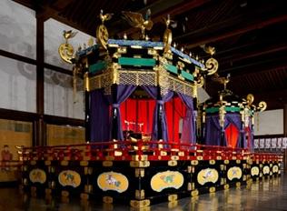 高御座、御帳台(南庭からご覧いただきます。)