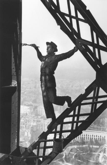 マルク・リブー「エッフェル塔のペンキ工、パリ」1953年　何必館・京都現代美術館蔵