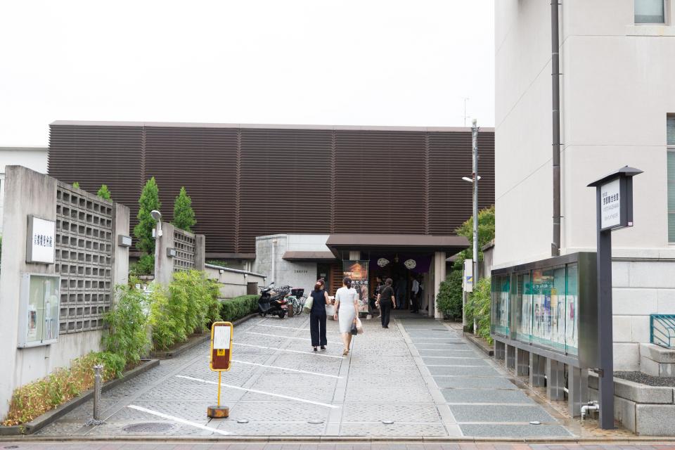 京都観世会館外観。少し奥まっていますので通り過ぎないようお気をつけください。