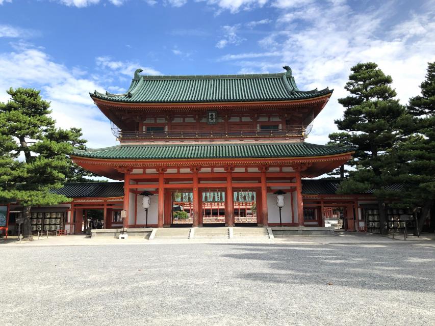 京都市ビジターズホストがおススメする　「もうすぐ時代祭！神職とめぐる平安神宮神苑と衣裳見学」プラン