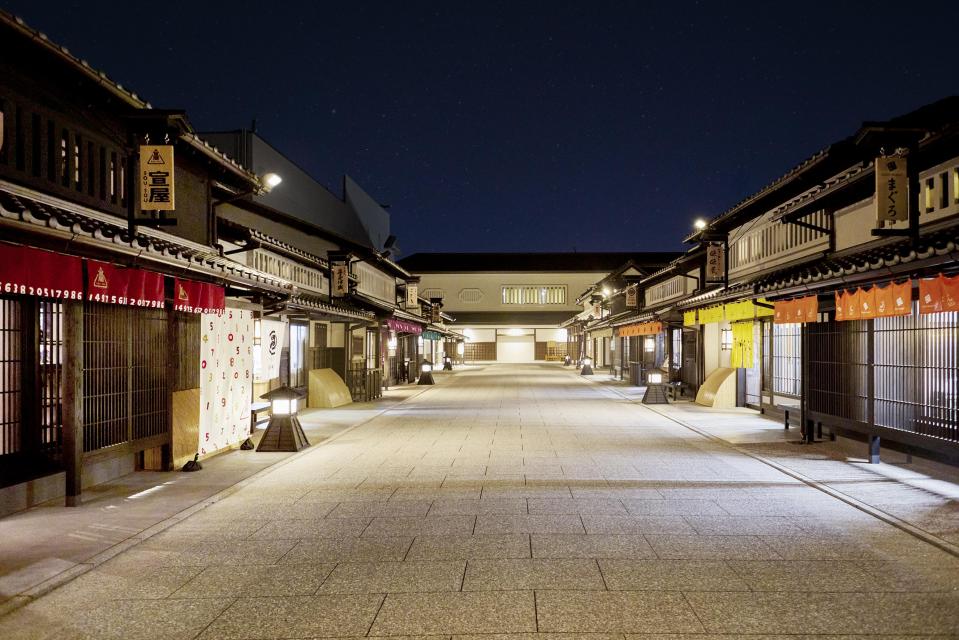 新しく生まれ変わった太秦映画村の夜。灯りに包まれる、時代劇のふるさとへ――。
