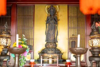 本尊・聖観音像（撮影：kyotophotograph）