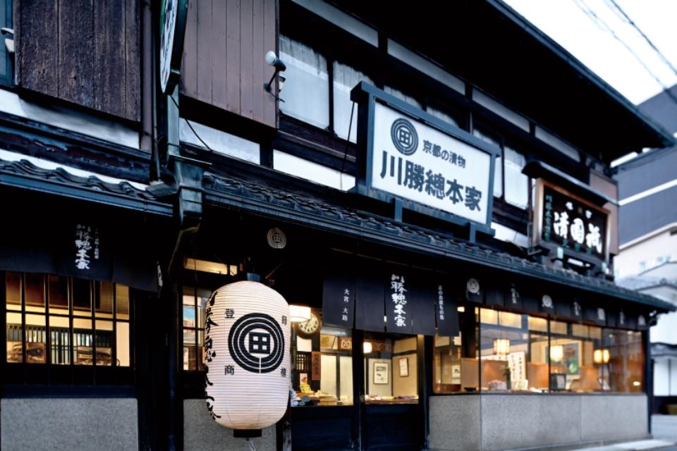 川勝總本家本店では昔ながらの京町家の佇まいを残しています。