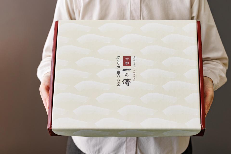 贈答品は、化粧箱にお入れしてお届けいたします。