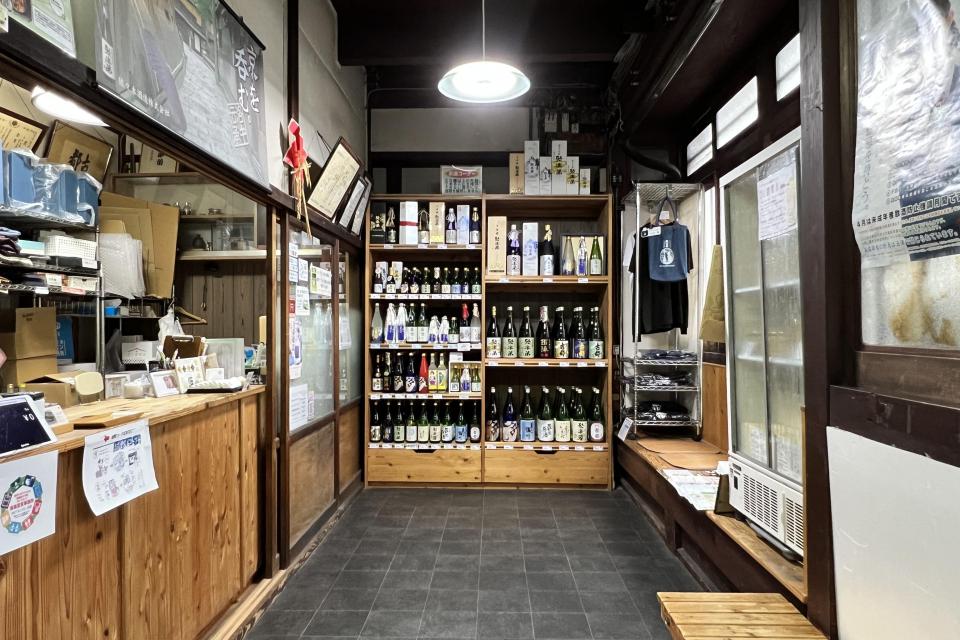 小売部ではお酒が苦手な方も楽しめるような、酒粕を使ったコラボ食品やグッズなども多数取り揃えております。
