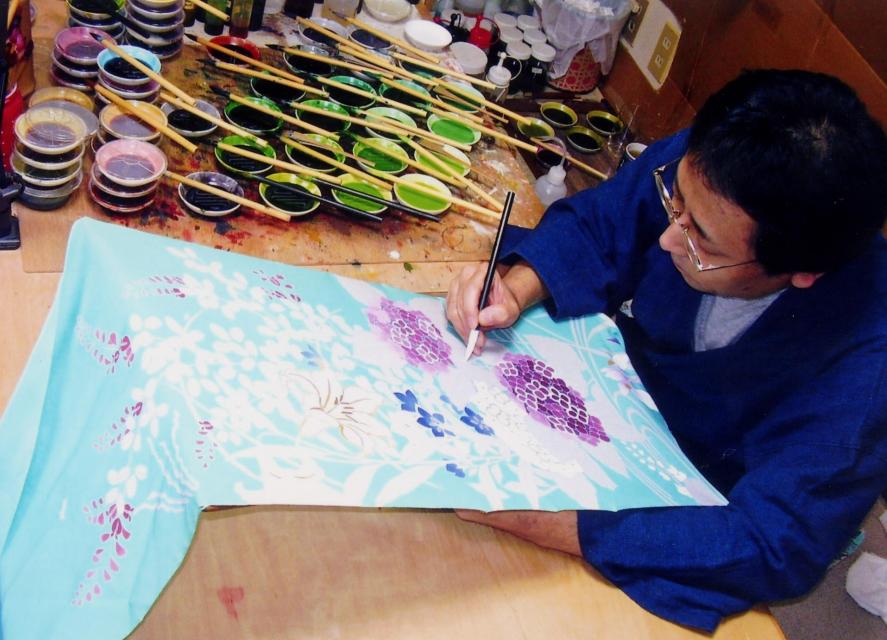 伝統工芸士による手描き京友禅染めのお着物を使用