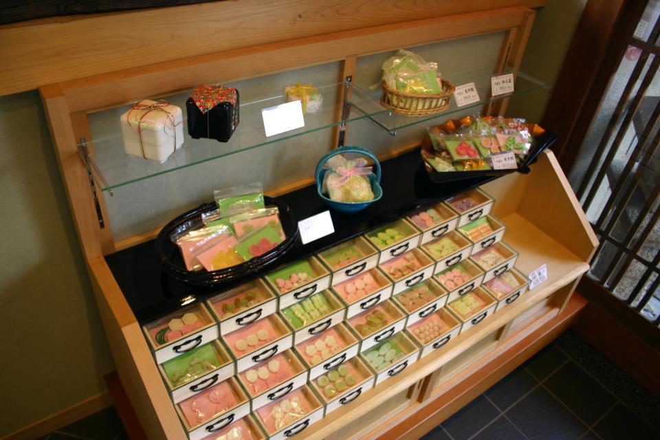 京都随一の木型数で打ち出す干菓子たち