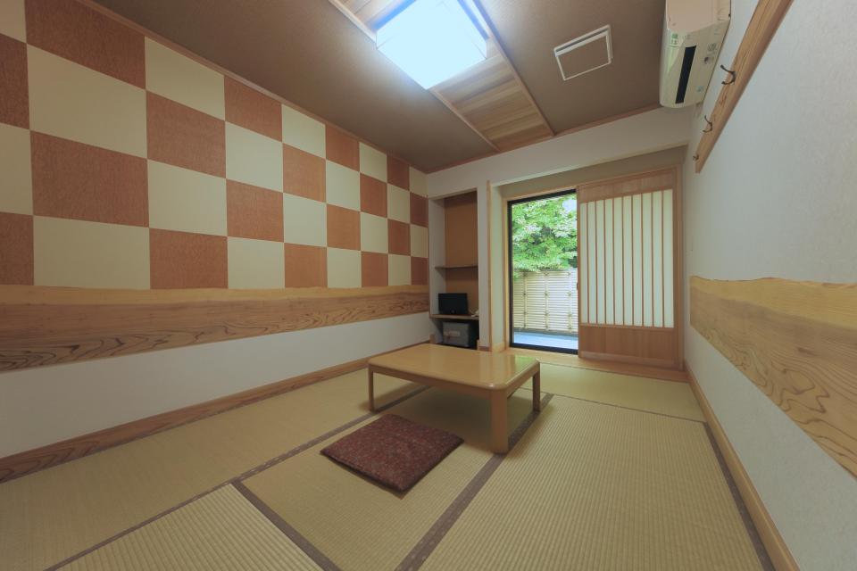 シンプルな京の和室。トイレ・洗面は共用です。