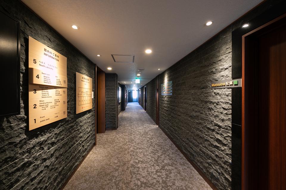 2020年7月、客室のリニューアルに合わせ廊下も一新しました。