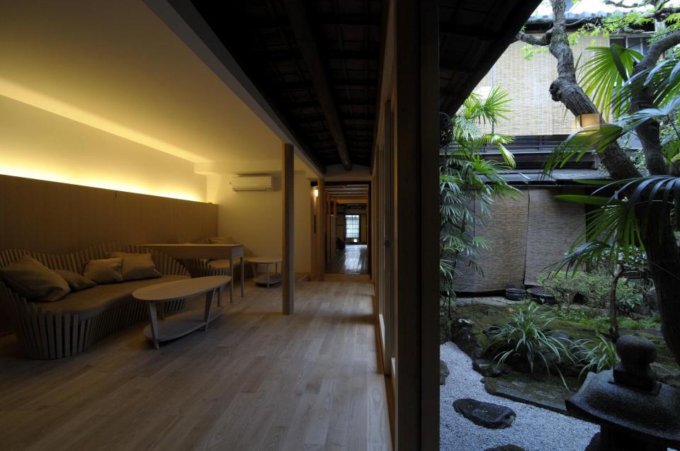 中庭とラウンジ。京都駅エリアにありながら閑静で非日常な空間