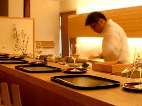 七代目当主　井筒安次郎が腕を振るう『二十四節気の懐石』　旬の食材を使い、伝統的な茶懐石にアレンジを織り交ぜた、純粋でやさしい味と、京都ならではの滋味に富む料理をお愉しみください。