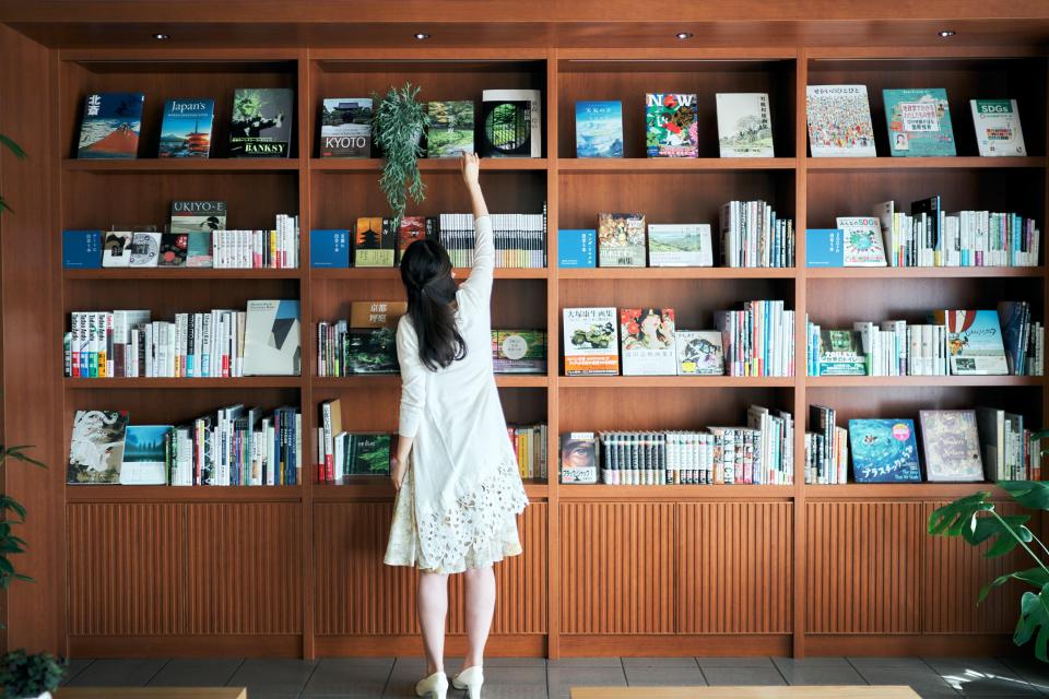①旅を拡げるブックラウンジ　：　京都の大垣書店によって選書された本が並ぶブックラウンジは、
