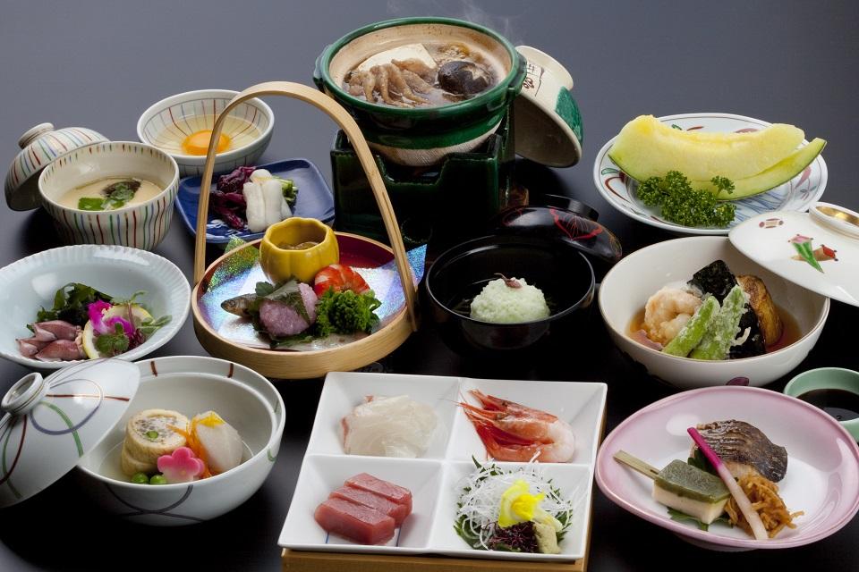 歴史と伝統に培われた京会席が旅に彩を添えます。春のお料理です。季節と仕入状況とにより内容は変わる場合がございます。