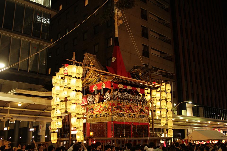 京の夏を彩る祇園祭、コンコンチキチンの音が宵山の夜に響きます