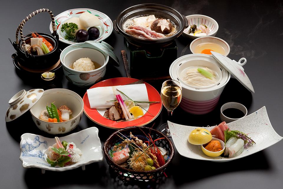 日本食の代名詞、京会席。歴史に培われたこだわりの味をお召し上がりください。季節と仕入状況により内容は変わります。