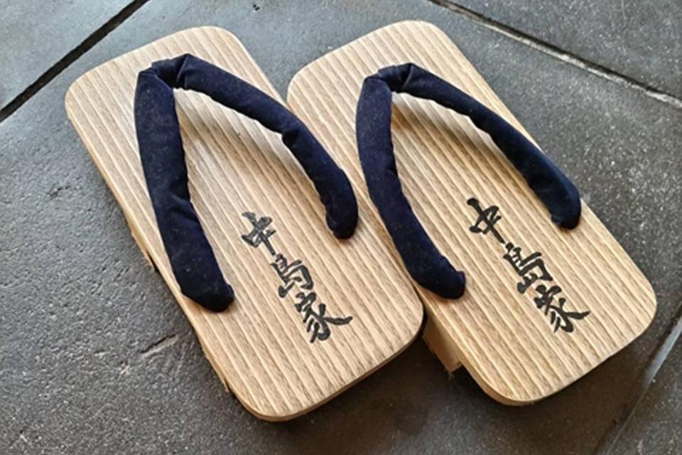 今ではあまりお目にかかれない下駄。どうぞご自由にご利用ください。