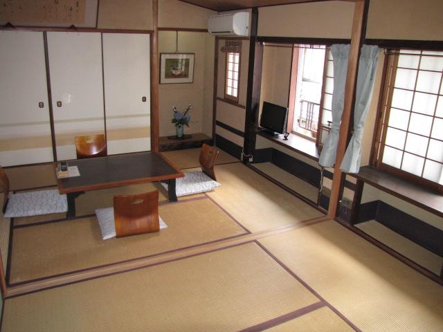 「桐の間」「蘭の間」。敷居を外した合体部屋。窓が多くて明るいお部屋です。