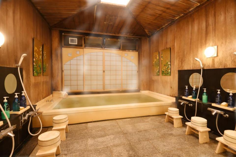 高野槙造りの人工温泉浴場