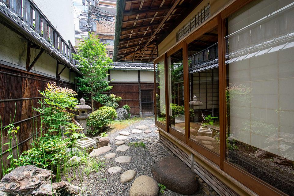 KYOTO MAIKOYAは京都市歴史的風致形成建造物に指定された京町家です