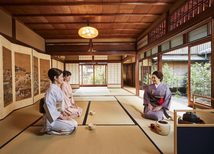 KYOTO MAIKOYAなら、日本庭園を眺めながらお茶会が体験できます。
