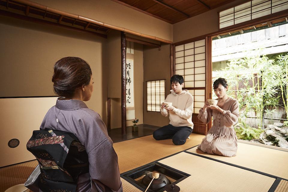 KYOTO MAIKOYAではお着替えなしで気軽に茶道体験もできます。