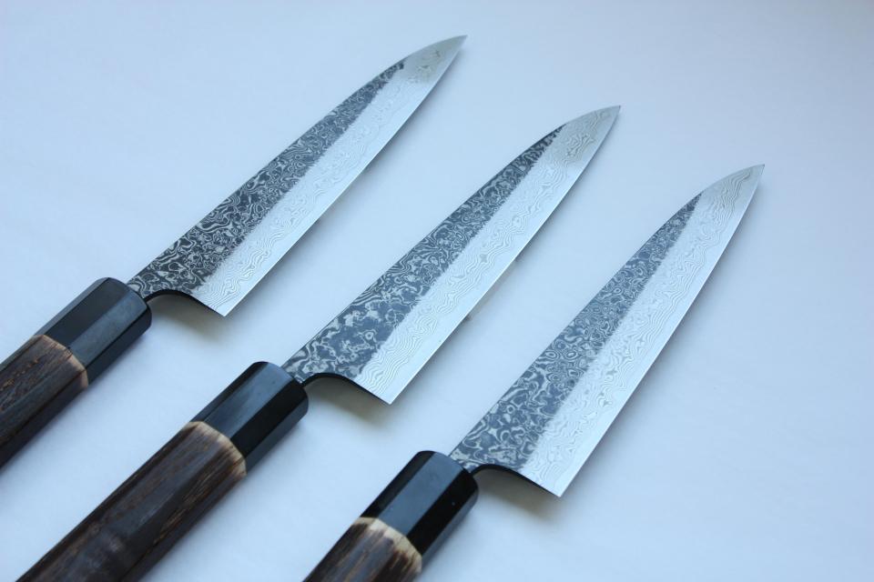 日本刀を手掛ける刀鍛冶が、19世紀にヨーロッパで精製された「鉄」を原料につくりだす包丁