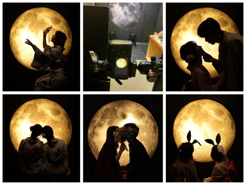 月の撮影ブースでは幻想的な写真を撮り放題