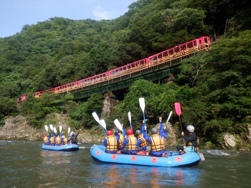 保津川沿いを走るとトロッコ列車。保津川ならでは光景です。