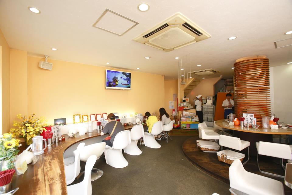明るくポップな店内