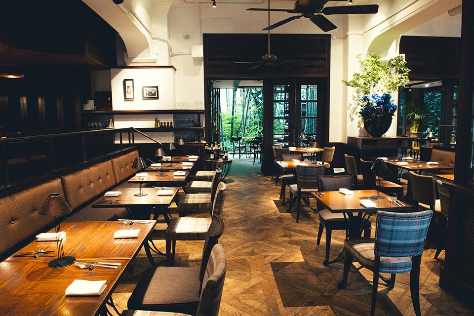 ライブ感のあるオープンキッチンから運ばれる料理をお愉しみください