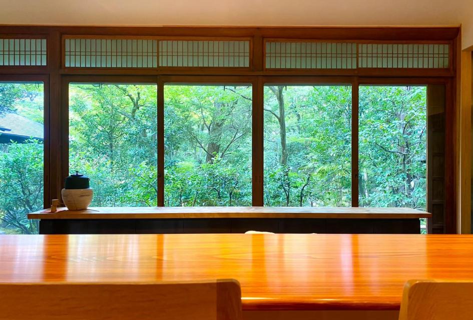 庭園を臨むカウンター席