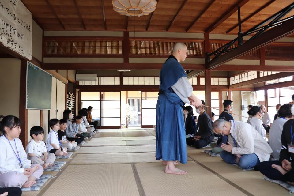 禅寺体験の様子