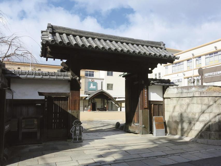 正門は明治34（1901）年に建築された高麗門