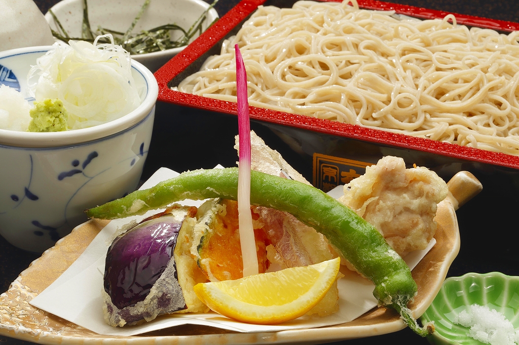 旬野菜と丹波鶏の天ざる　1500円(税込)